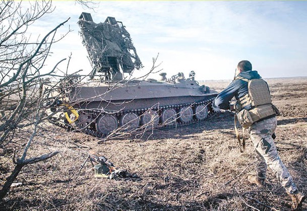 烏克蘭士兵在前線執行防空任務。（Getty Images圖片）