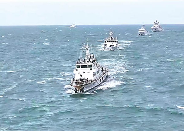 大陸海警船和公務船在金門水域開展「安海2024」漁業安全救援演練。