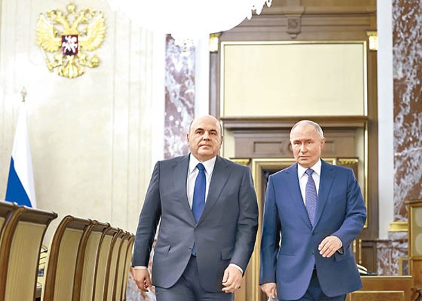 普京（右）展開新總統任期，米舒斯京（左）出任總理。