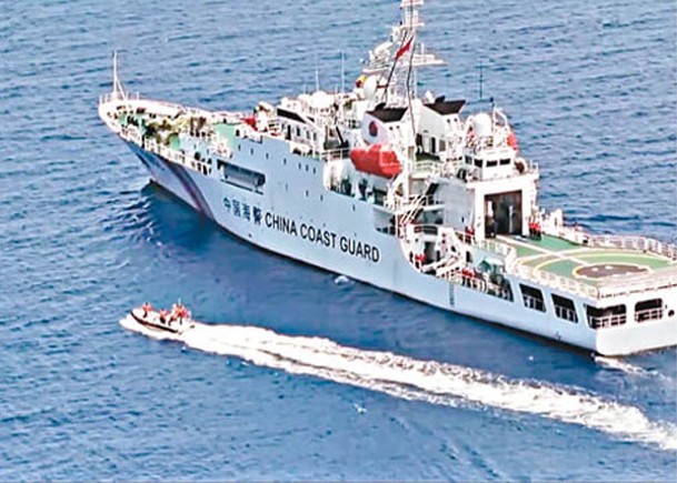 華海警黃岩島訓練  模擬海上救生