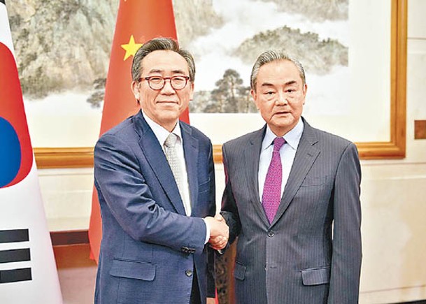 王毅（右）與趙兌烈（左）在北京會面。