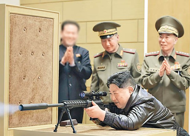 金正恩使用狙擊步槍。