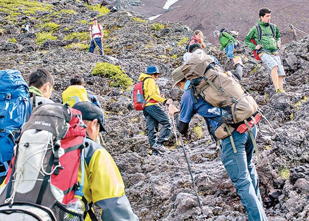 富士山每年吸引大批旅客前往攀登。