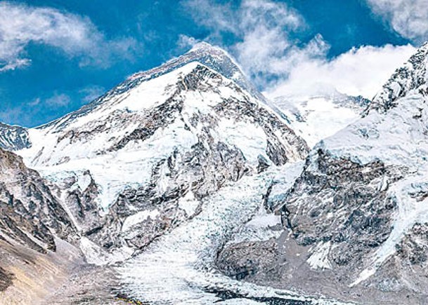 珠峰每年吸引大批登山者前來挑戰。