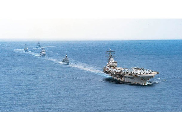 美國海軍定期巡航西太平洋；圖為航空母艦列根號（右一）率領編隊航行。