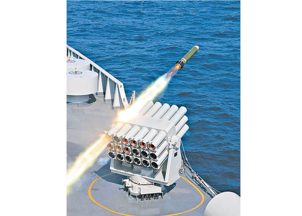 解放軍海軍編隊發射干擾彈。