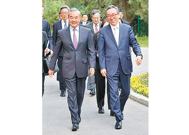 王毅（左）與趙兌烈（右）在北京舉行會談。
