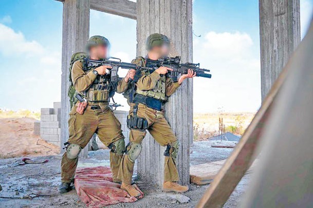 以色列士兵在拉法東部地區作戰。