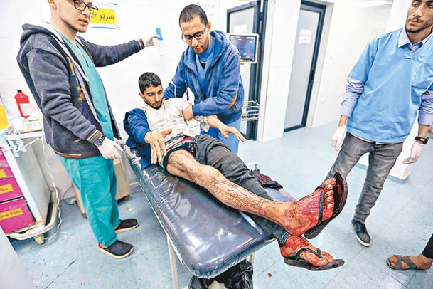 巴勒斯坦平民在以色列空襲中受傷。（Getty Images圖片）