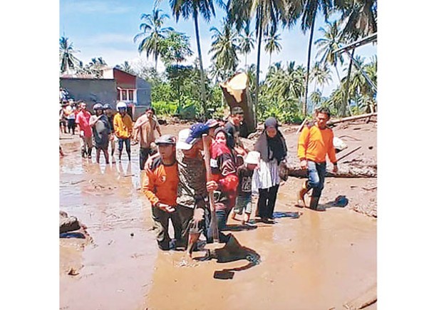 印尼洪災塌岩奪44命  15人失蹤