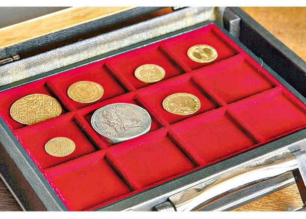 丹麥國家博物館已斥資購買部分藏品，包括6枚金幣和一枚銀幣。