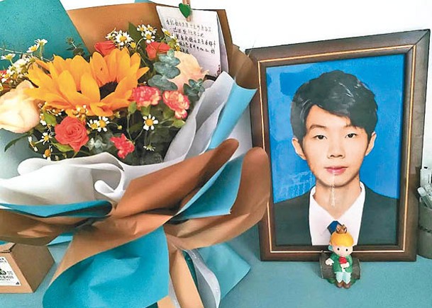 易靖博2021年自殺，年僅18歲。