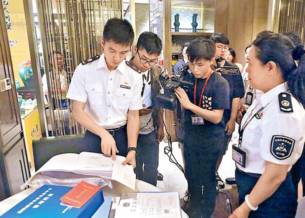 深圳市市場監管局派員檢查食肆。