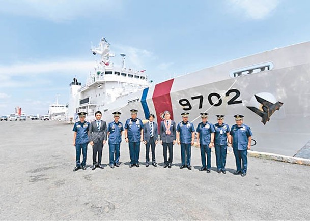 遠藤和也（右五）參觀停靠馬尼拉碼頭的大型巡邏船。
