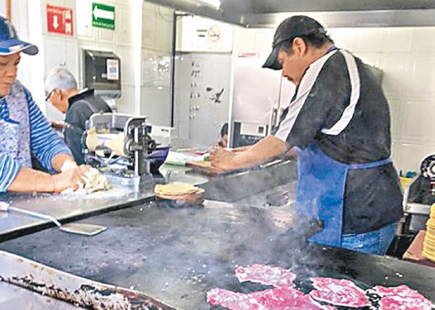食肆攤檔製作的墨西哥捲餅廣受歡迎。