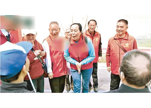 劉玉霞（前中）組織義工隊，經常帶殘疾人士到戶外郊遊。
