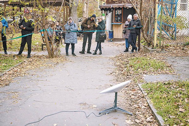 烏克蘭民眾使用星鏈。