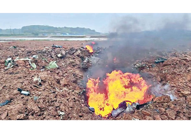 F16戰機殘骸起火。
