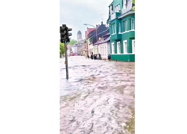 德國持續暴雨引發水災。