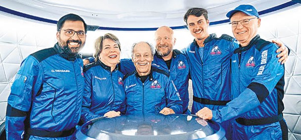 德懷特（左三）與其他太空人合影。