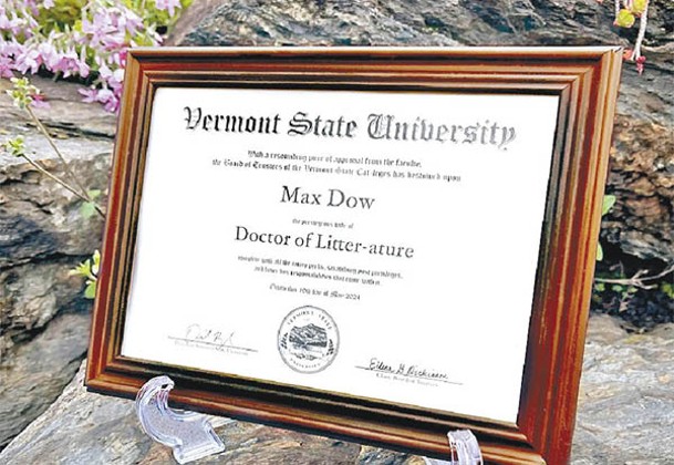 虎斑貓馬克斯獲得博士學位。