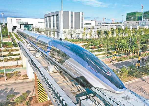 廣州擬建高速磁浮列車。圖為內地磁浮系統在山東省出廠亮相。