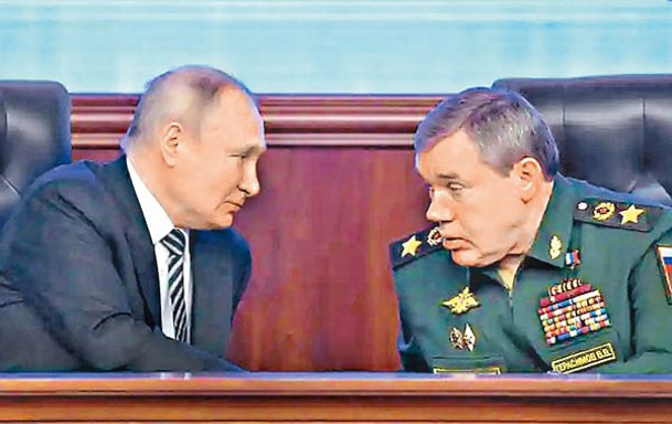 演習遵照普京（左）命令及根據格拉西莫夫（右）指導。