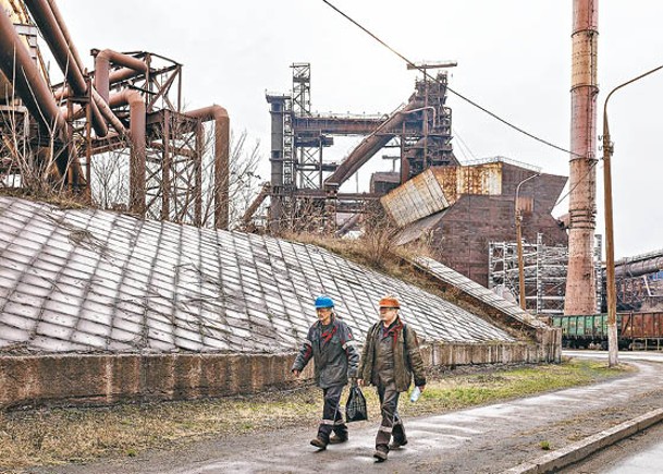 網傳波波夫倒賣用作防禦工事鋼材，圖為扎波羅熱州鋼鐵廠。（Getty Images圖片）