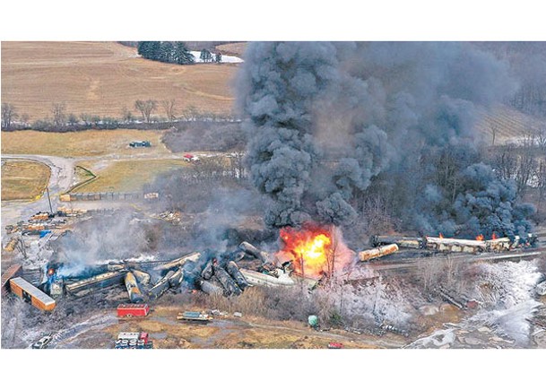 列車出軌起火，並洩漏化學物質。