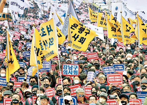 南韓醫生早前集體罷工反對擴招。（Getty Images圖片）