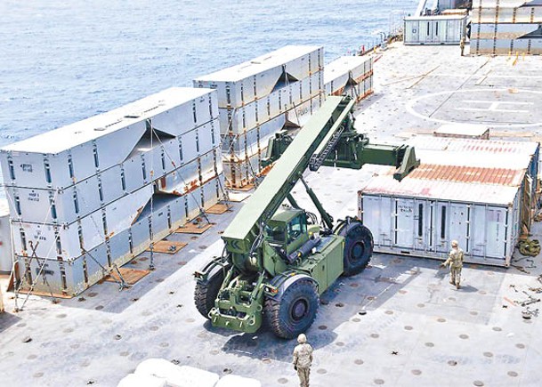美軍在加薩設臨時碼頭運送人道物資。
