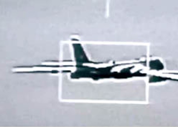 台軍公布以「狙擊手」吊艙，標定轟6（左圖）、殲16（右圖）戰機的畫面。