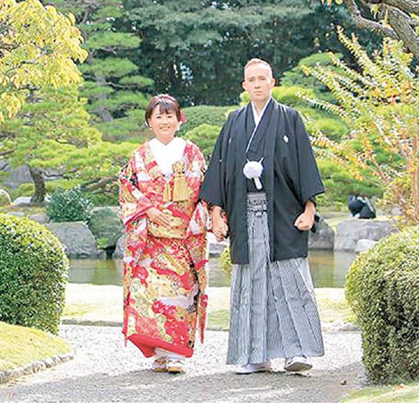 羅伯茨（右）與日籍妻子（左）在鹿屋市生活。
