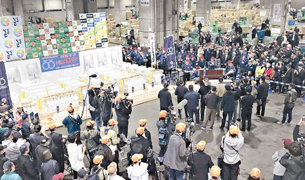 夕張蜜瓜在札幌市中央批發市場迎來今年首場競拍。