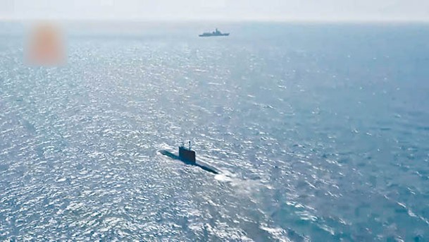 海軍某潛艇支隊組織某新型潛艇（前）赴南海。