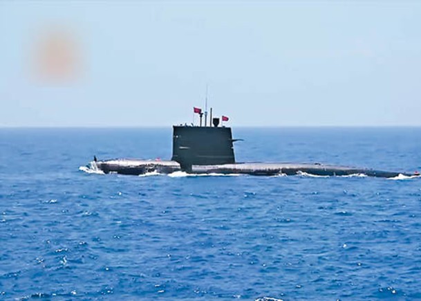 新型潛艇開展全課目考核。