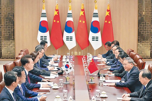 中韓領導人舉行雙邊會談。