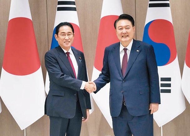 南韓總統尹錫悅（右）與日本首相岸田文雄（左）舉行雙邊會談前合照。