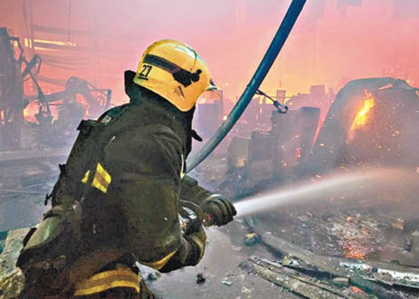 烏克蘭消防員到場撲救。