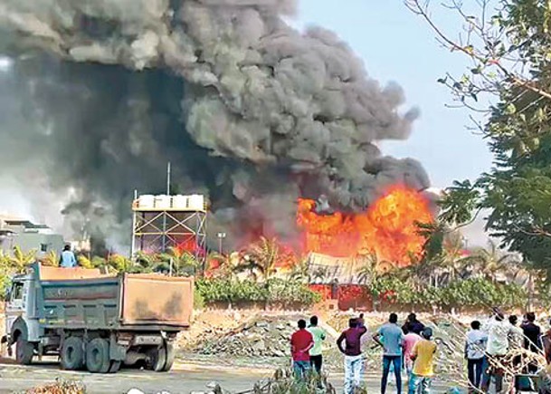 印度鐵皮遊樂場大火27死  包括9童