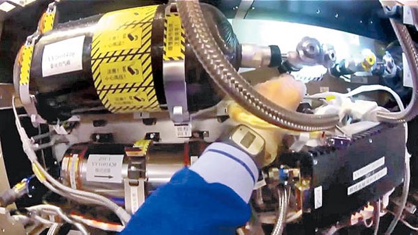 航天員在燃燒科學實驗櫃完成燃燒電磁閥轉接線纜安裝。