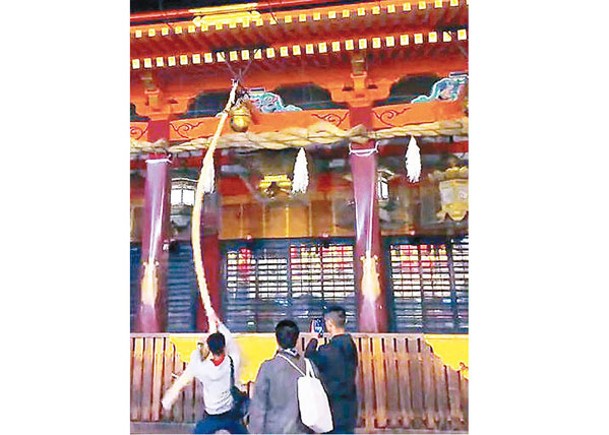 一群外國觀光客曾到八坂神社參拜，期間拿搖鈴繩玩鬧。