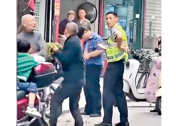 影片顯示男子在發生衝突後脫掉制服。