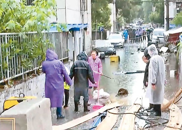 安徽合肥部分城區路段在暴雨後出現積水。