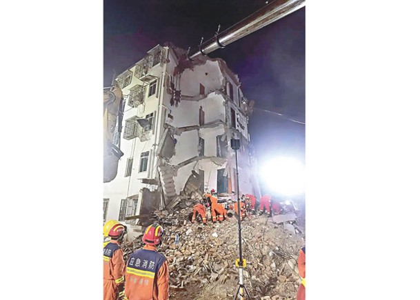 安徽省銅陵市郊區大通鎮龍苑一幢民房發生坍塌。
