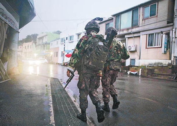 南韓為新兵安排軍紀訓練。圖為士兵巡邏。（Getty Images圖片）