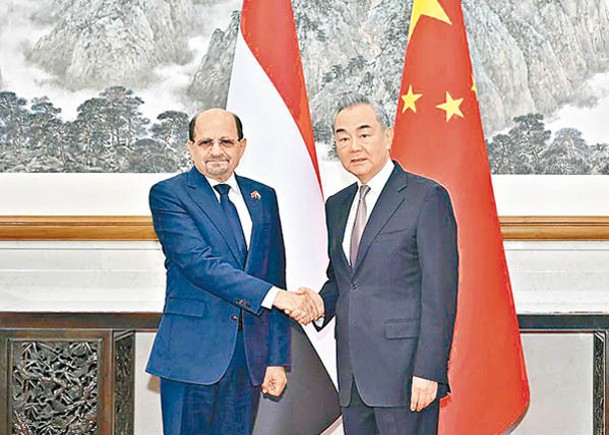 王毅（右）在北京會見也門外長贊達尼（左）。