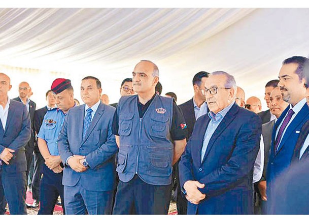 約旦首相哈蘇奈（前排中）出席中國援約旦薩爾特公路升級改造項目主體工程完工儀式。