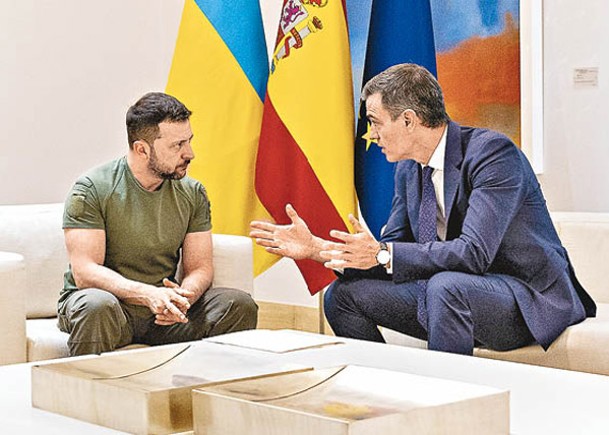 澤連斯基（左）訪問西班牙，與西班牙首相桑切斯（右）簽署雙邊協議。（Getty Images圖片）