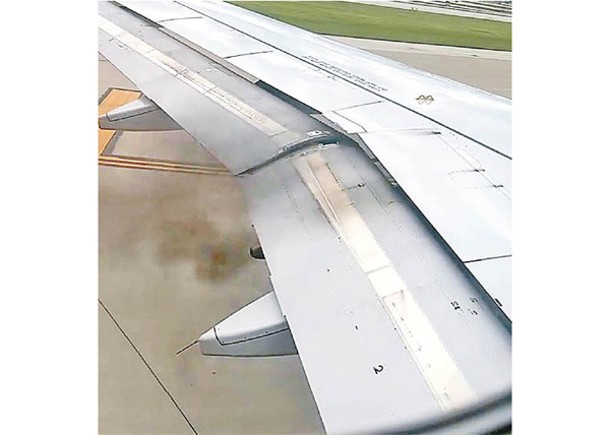 有乘客拍攝到客機冒出黑煙。